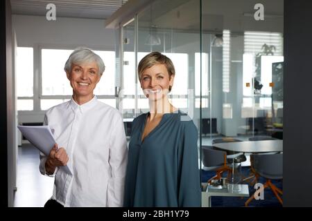 Porträt von zwei zuversichtlich Unternehmerinnen im Büro Stockfoto