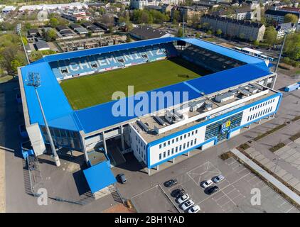 Chemnitz, Deutschland. April 2020. Das Stadion an der Gellertstraße, Heimat des Chemnitzer FC (CFC). Aufgrund der Pandemie von Corona wird das Spiel in der 3. Division bis Ende April ausgesetzt. (Luftaufnahme mit Drohne) Quelle: Jan Woitas/dpa-Zentralbild/ZB/dpa/Alamy Live News Stockfoto