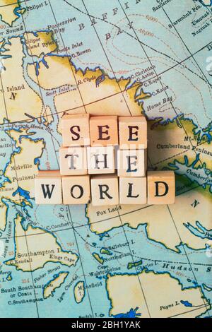 Sehen Sie die Welt in Holzblöcken auf einer alten Reisekarte geschrieben Stockfoto