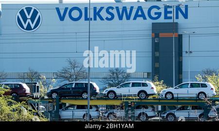 Zwickau, Deutschland. April 2020. Golf-Variante werden auf Güterwagen der Bahn vor dem Volkswagen-Werk in Zwickau geparkt. Nach einer Corona-Abschaltung von mehr als fünf Wochen geht die Fahrzeugproduktion im Volkswagen-Werk wieder in Betrieb. Die Produktion der vollelektrischen ID.3 wird zunächst mit reduzierter Kapazität und Zykluszeit wieder aufgenommen. Zwickau ist das erste VW-Fahrzeugwerk in Deutschland, das den Betrieb wieder aufnimmt. Quelle: Hendrik Schmidt/dpa-Zentralbild/ZB/dpa/Alamy Live News Stockfoto