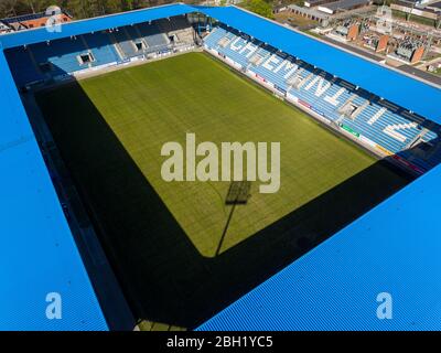 Chemnitz, Deutschland. April 2020. Das Stadion an der Gellertstraße, Heimat des Chemnitzer FC (CFC). Aufgrund der Pandemie von Corona wird das Spiel in der 3. Division bis Ende April ausgesetzt. (Luftaufnahme mit Drohne) Quelle: Jan Woitas/dpa-Zentralbild/ZB/dpa/Alamy Live News Stockfoto