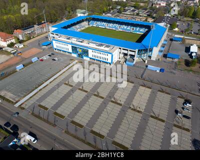 Chemnitz, Deutschland. April 2020. Das Stadion an der Gellertstraße, Heimat des Chemnitzer FC (CFC). Aufgrund der Pandemie von Corona wird das Spiel in der 3. Division bis Ende April ausgesetzt. (Luftaufnahme mit Drohne) Quelle: Jan Woitas/dpa-Zentralbild/ZB/dpa/Alamy Live News Stockfoto