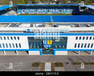 Chemnitz, Deutschland. April 2020. Das Stadion an der Gellertstraße, Heimat des Chemnitzer FC (CFC). Aufgrund der Pandemie von Corona wird das Spiel in der 3. Division bis Ende April ausgesetzt. (Luftaufnahme mit Drohne) Quelle: Jan Woitas/dpa-Zentralbild/ZB/dpa/Alamy Live News Stockfoto