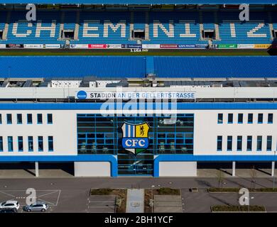 Chemnitz, Deutschland. April 2020. Das Stadion an der Gellertstraße, Heimat des Chemnitzer FC (CFC). Aufgrund der Pandemie von Corona wird das Spiel in der 3. Division bis Ende April ausgesetzt. (Luftaufnahme mit Drohne) Quelle: Jan Woitas/dpa-Zentralbild/ZB/dpa/Alamy Live News Stockfoto