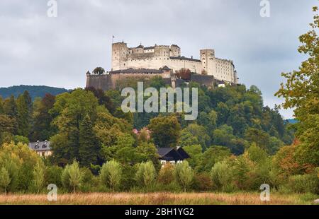 Schloss Hochenwerfen an einem Herbsttag. Österreich Stockfoto