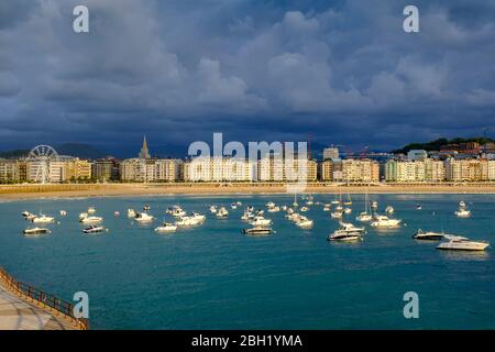 Spanien, Gipuzkoa, San Sebastian, Sturm Wolken über verschiedenen Booten schwimmend in der Bucht von La Concha Stockfoto