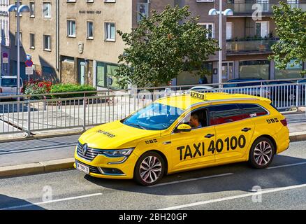 Taxi auf den Straßen von Wien Stockfoto