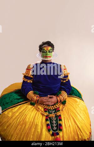 Kathakali Tänzer in seiner traditionellen Tracht. Stockfoto