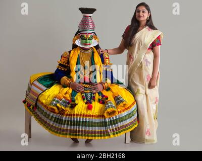 Kathakali Tänzerin und eine südindische Frau lächelnd. Stockfoto