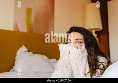 Portrait von Mädchen auf dem Bett Blick in der Ferne Stockfoto