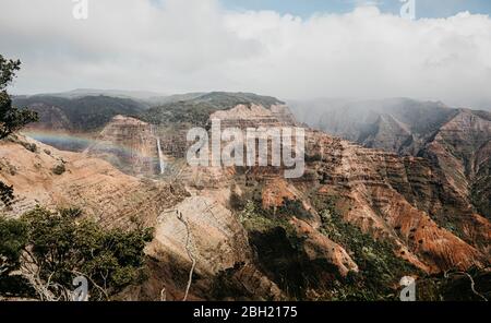 Idyllischer Blick auf die majestätische Bergkette im Waimea Canyon State Park, Kauai, Hawaii, USA Stockfoto