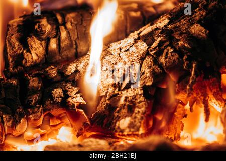 Brennholz im Pizzaofen Stockfoto