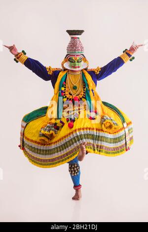 Kathakali Tänzerin vor einem weißen Hintergrund mit einer Mudra. Stockfoto