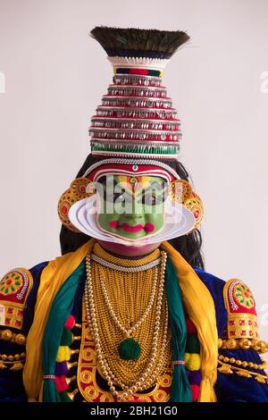 Kathakali Tänzer lächelnd in seinem traditionellen Outfit. Stockfoto