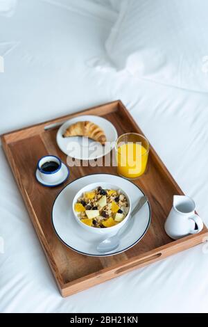 Frühstückstablett auf Bett Stockfoto