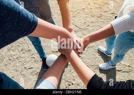 Fünf Freunde stapeln ihre Hände Stockfoto