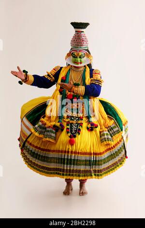 Kathakali Tänzerin tanzt vor einem weißen Hintergrund. Stockfoto