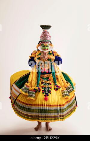 Kathakali Tänzerin tanzt vor einem weißen Hintergrund. Stockfoto