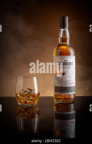 Flasche Whisky und Glas Whisky auf Eis Stillleben Bild mit einer Reflexion Stockfoto