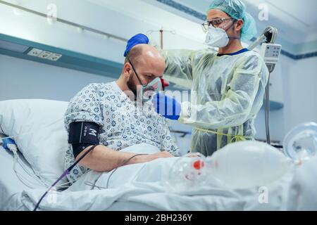 Arzt, der dem Patienten in der Notaufnahme eines Krankenhauses künstliche Beatmung gibt Stockfoto