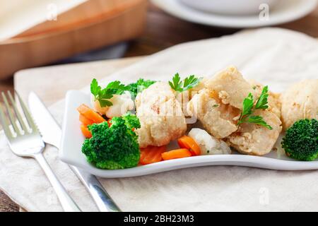 Frittierter Fisch mit verschiedenen Gemüsesorten Stockfoto