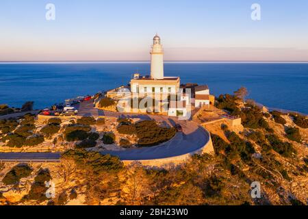 Spanien, Mallorca, Luftaufnahme der Halbinsel Cap de Formentor bei Sonnenaufgang Stockfoto