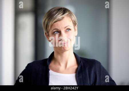 Porträt von nachdenklich Geschäftsfrau im Büro Stockfoto