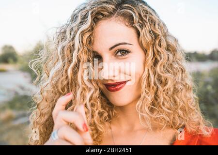 Porträt der blonde junge Frau mit roten Lippen Stockfoto