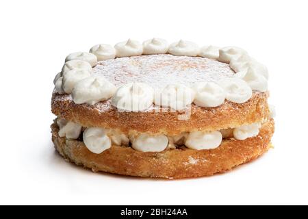 Victoria Biskuit mit Schlagsahne auf der Oberseite isoliert auf weiß Stockfoto