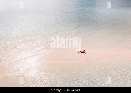 Frau sonnenbaden auf weißem Sandbank im Meer, Bahamas, Karibik Stockfoto