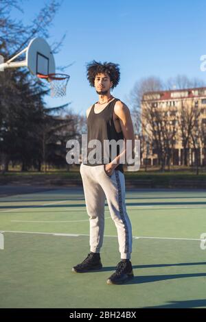 Porträt eines jungen Mannes auf dem Basketballplatz Stockfoto