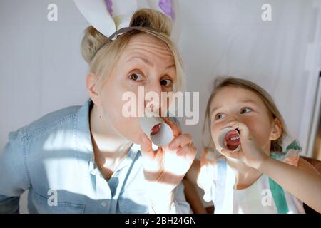 Portrait von Mutter und Tochter gemeinsam amüsiert zu Hause Stockfoto