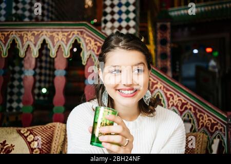 Porträt einer glücklichen jungen Frau in einem Teeladen Stockfoto