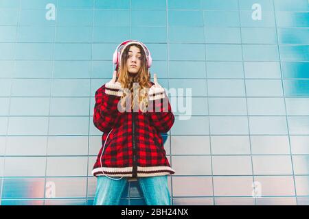 Portrait von Teenager-Mädchen mit Kopfhörer geben den Finger Stockfoto