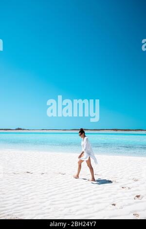 Frau, die auf weißem Sandbank im Meer, Bahamas, Karibik Stockfoto