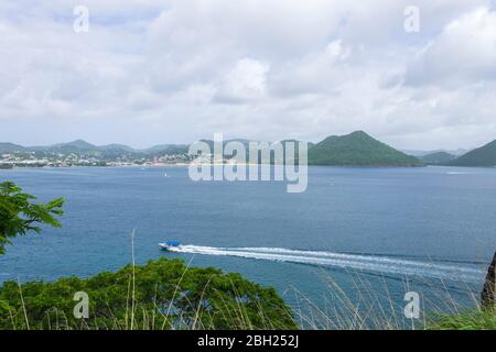 Panoramablick auf das Meer und hügelige Landschaft im Hintergrund an einem bewölkten Tag Stockfoto