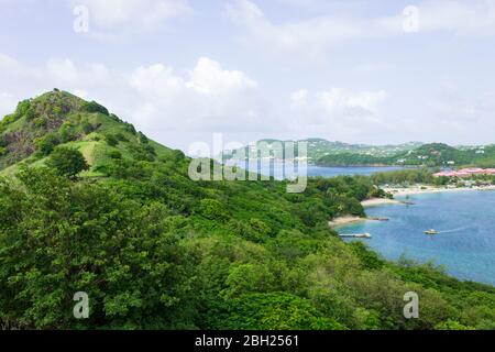 Schöne Panoramablick auf grüne Landschaft hellblauen Himmel und blaues Meer im tropischen St. Lucia Stockfoto