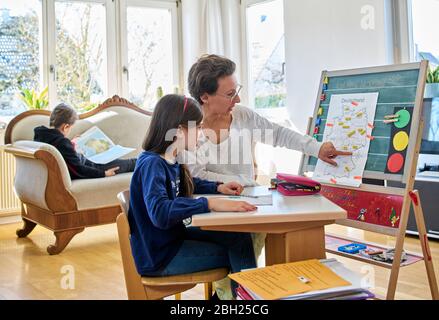 Mutter zu Hause Schulbildung ihre Tochter Stockfoto
