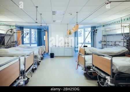 Leere Betten in Zimmer im Krankenhaus Stockfoto