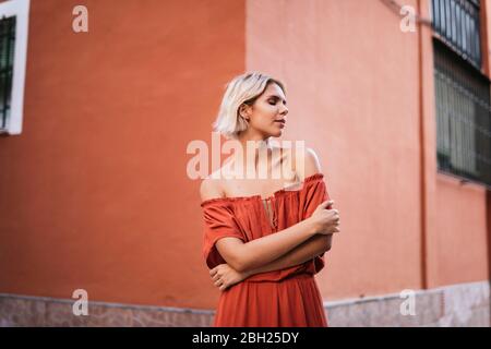 Porträt einer jungen Frau mit geschlossenen Augen in der Stadt Stockfoto
