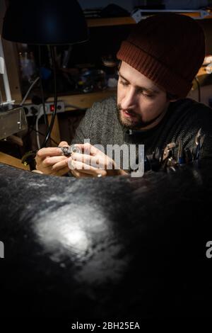 Goldschmied arbeitet an Ring in seiner Werkstatt Stockfoto