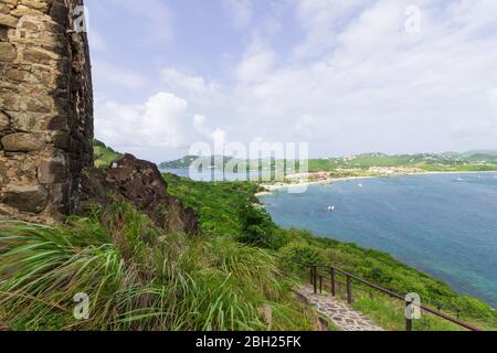 Panoramablick über den Himmel und das Meer einer unberührten, ruhigen Bucht von einem grasbewachsenen Hügel auf dem Weg im Pigeon Island National Park Stockfoto