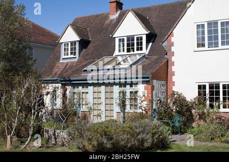 1920er-Haus mit Dachgauben und Orangerie Stockfoto