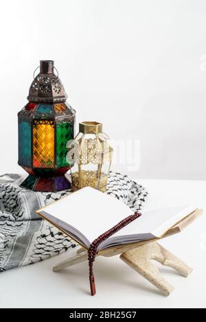 Arabische Kerzenlaterne mit heiligem koran, Ramadan kareem Hintergrund Stockfoto