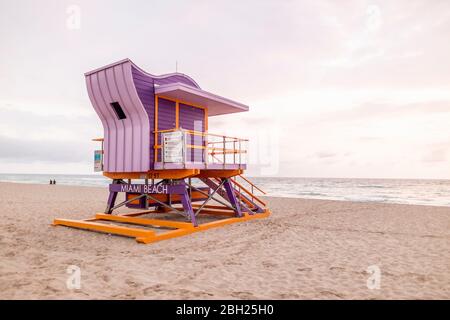 Rettungsschwimmerhütte im Art déco-Stil am Miami Beach, Miami, Florida, USA Stockfoto