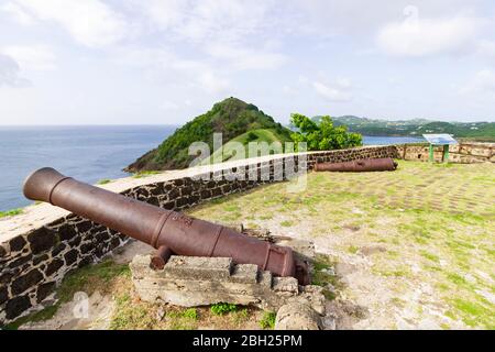 Panorama-Himmel, Panorama-Landschaft Blick, Seesicht und eine Nahaufnahme eines alten rostigen Eisen Kanon sitzt auf einer Steinmauer an der Spitze des Fort Rodney Stockfoto