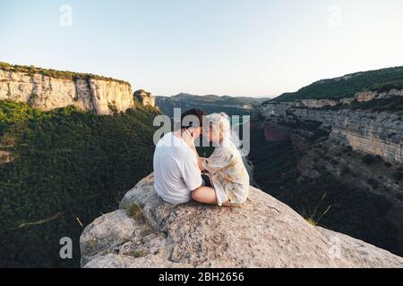 Junges Paar in der Liebe sitzt auf Aussichtspunkt, Sau Reservoir, Katalonien, Spanien Stockfoto