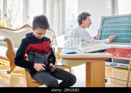 Mutter zu Hause Schulbildung ihren Sohn Stockfoto