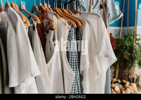 Marokko, T-Shirts und Tanktops hängen auf Kleiderständer Stockfoto