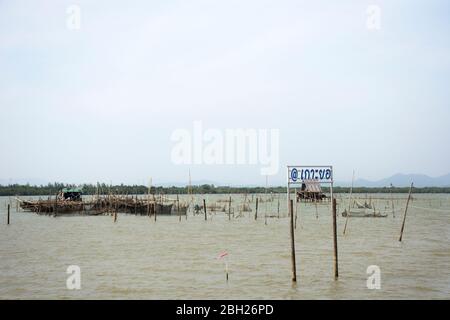 SONGKLA, THAILAND - AUGUST 17 : Landschaft mit Boot schwimmend und Fischkäfig in songkhla See auf Ko Yo Insel am 17. August 2019 in Songkhla, Thail Stockfoto